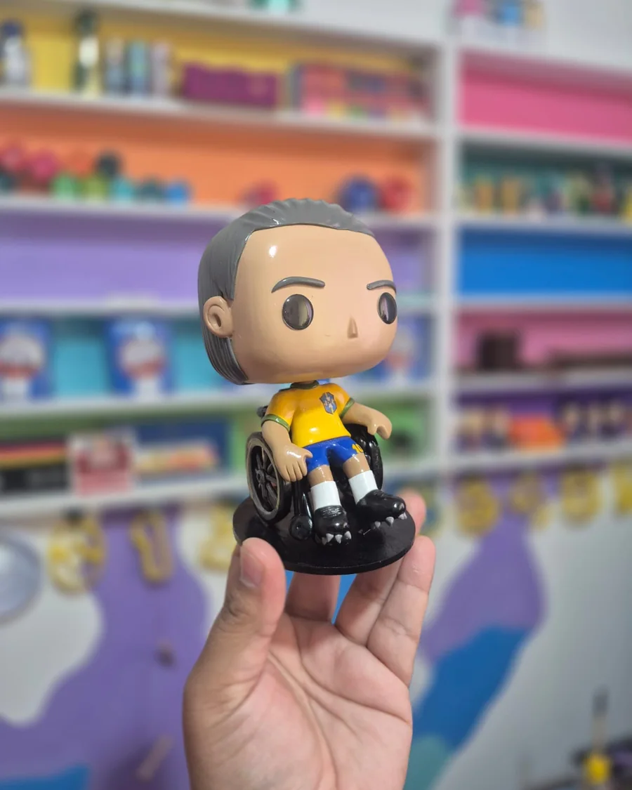 Pop personalizado de um jogador de futebol em cadeira de rodas, com uniforme da seleção, feito sob encomenda