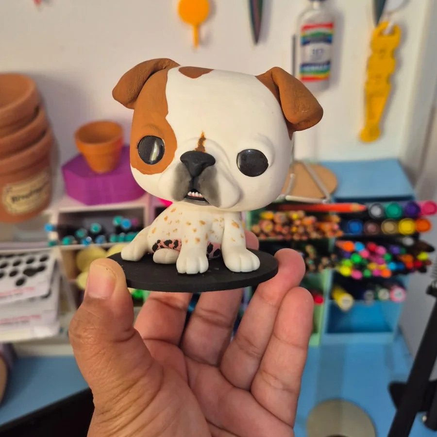 Pop personalizado de um cachorro buldogue branco e caramelo, feito sob encomenda e segurado na mão