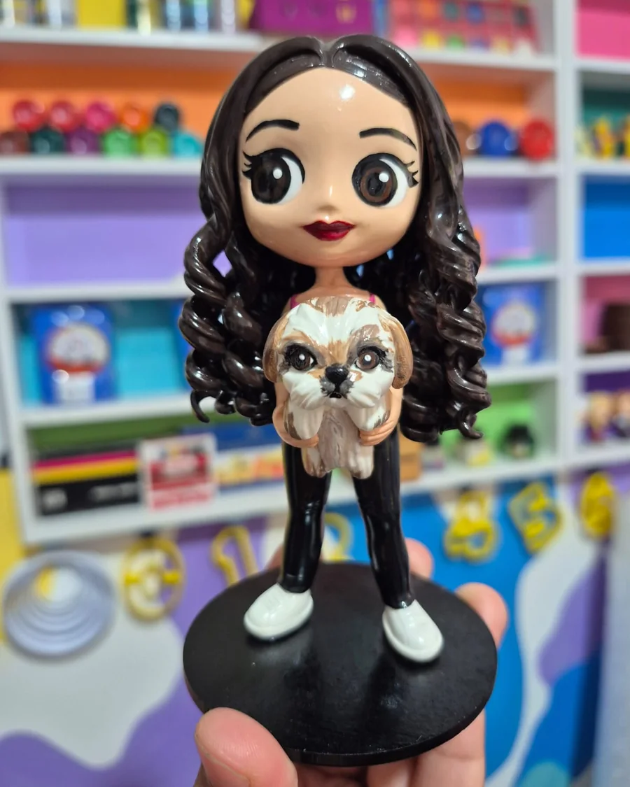 Icon de uma mulher de cabelo cacheado longo segurando um cachorro shih-tzu, feito à mão sobre base preta