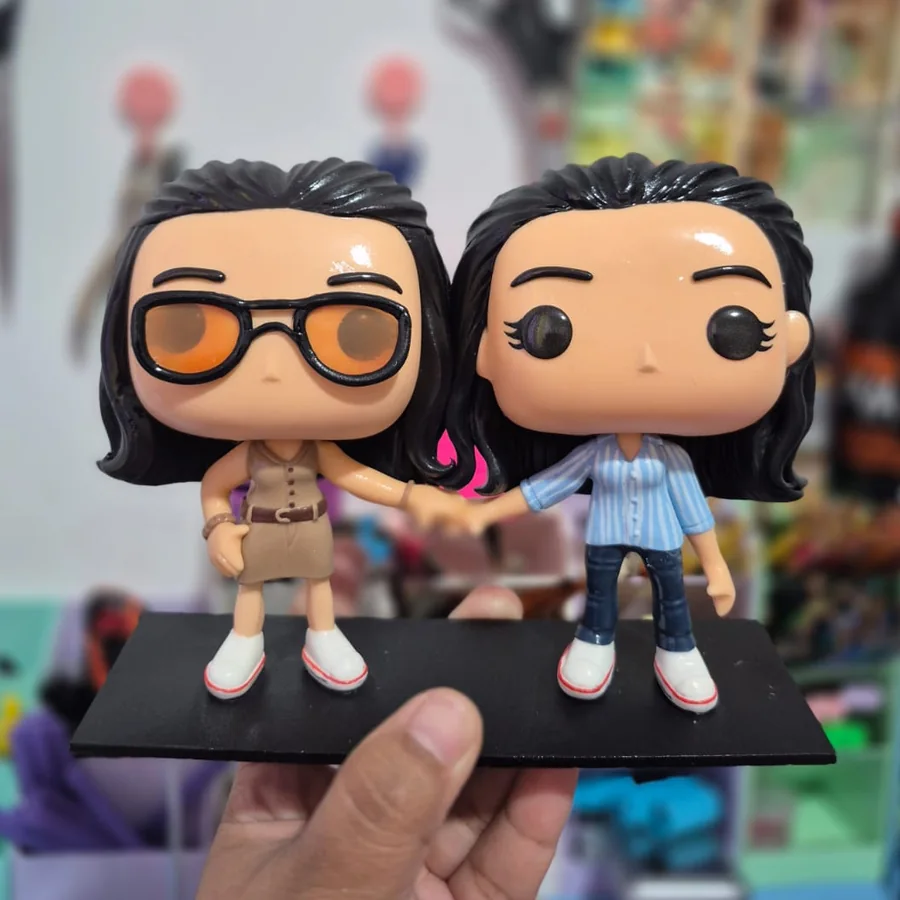 Pop de casal de duas mulheres de mãos dadas, as duas figuras sobre uma base preta única