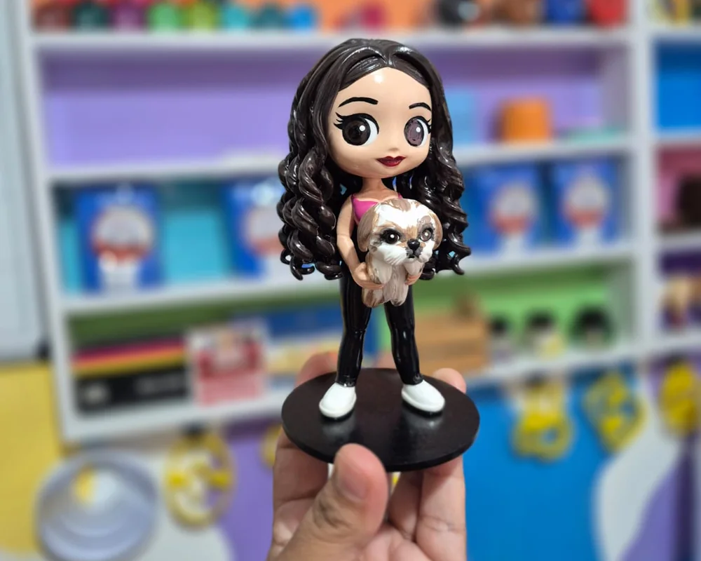 Icon personalizado de uma mulher de cabelo cacheado segurando seu cachorro, feito à mão e segurado na palma da mão